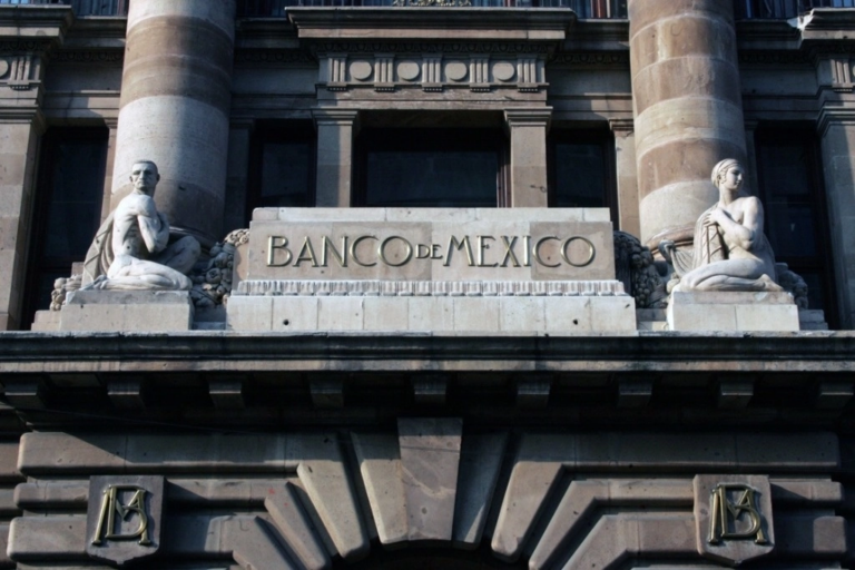 El Banco de México (BdeM) entregará al gobierno federal 17 mil 994.8 millones de pesos producto de las ganancias que obtuvo el año pasado, debido a la depreciación del peso en el valor de la reserva internacional de divisas.