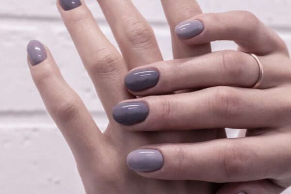 Los diseños de uñas más elegantes y rejuvenecedores para mujeres La belleza no tiene edad, y mucho menos en 2025, donde el estilo y la elegancia evolucionan para adaptarse a todas las etapas de la vida.