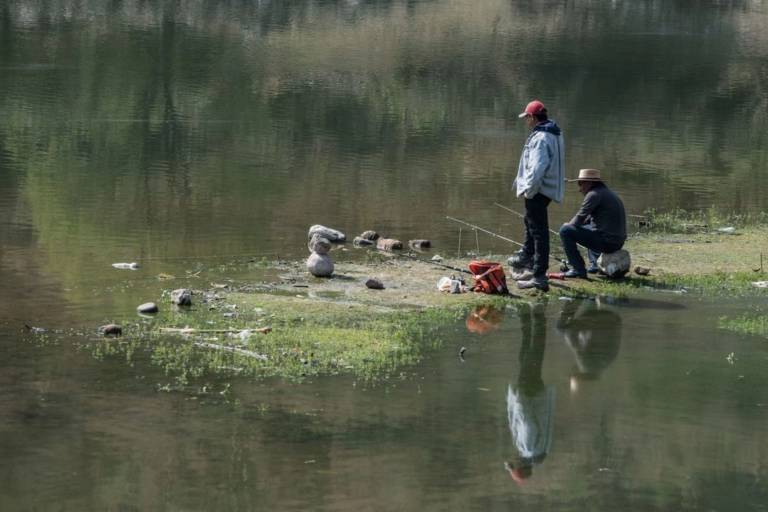 Iniciaron los trabajos para disminuir el volumen de agua en la presa Los Cuartos de la colonia San Rafael Chamapa, Edomex.
