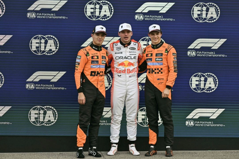 El piloto de Red Bull (centro) consiguió el mejor tiempo (1 minuto 26.983 segundos) en las calificaciones y terminó 12 milésimas de segundo por delante de Norris (izq.), el líder del campeonato.