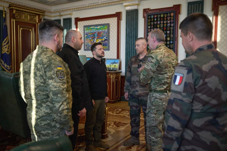 Volodimir Zelensky, presidente ucraniano, Rustem Umierov, ministro de defensa de Ucrania, se reunieron en Kiev con el general Thierry Burkhard, jefe del Estado Mayor de defensa francés, y el almirante Tony Radakin, jefe del Estado Mayor de defensa británico, en medio de la invasión rusa de Ucrania.