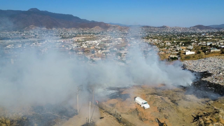 El control del incendio de un basura en la zona conurbada de Oaxaca, no ha podidos ser controlado en su totalidad.