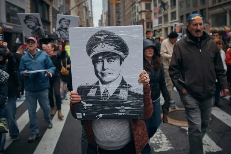 Repudio a Elon Musk, dueño de Tesla y Space X, entre otras empresas, durante una marcha el fin de semana en Nueva York.