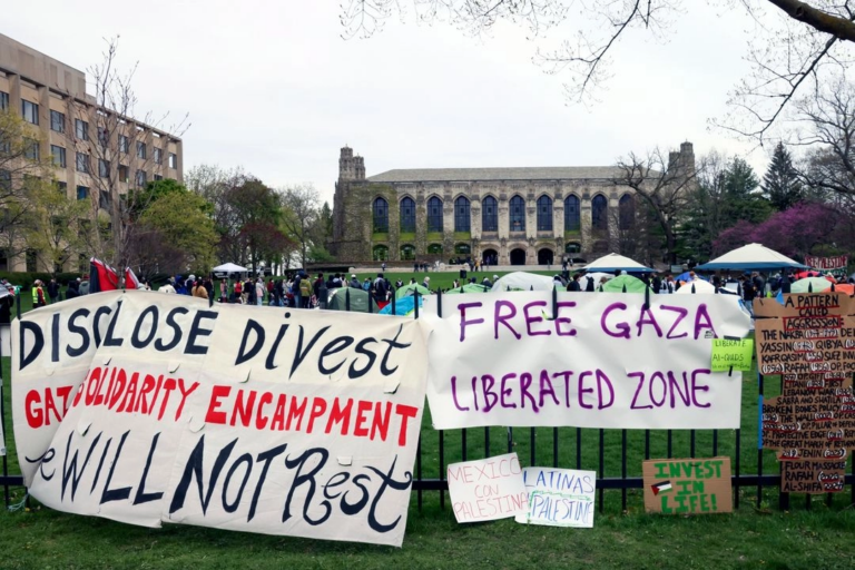 Imagen de archivo de un campamento de manifestantes contra la guerra de Israel en Gaza, en el campus de la Universidad Northwestern, a la cual el gobierno de Donald Trump ha amenazado con quitarle 780 millones de dólares de financiamiento.