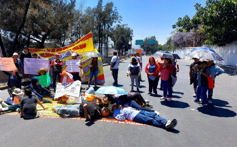 El bloqueo se realiza en la lateral de la autopista México-Querétaro, dirección Naucalpan