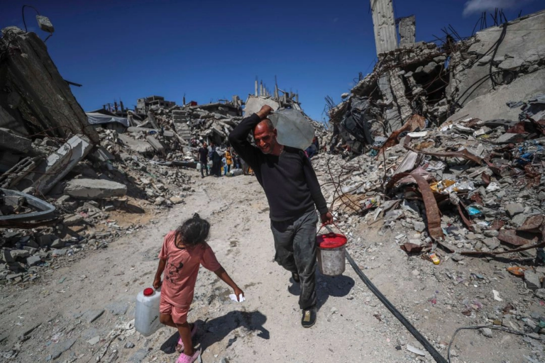 El ejército israelí despedirá a los reservistas de la fuerza aérea que firmaron una carta –publicada en la prensa local– en la que condenan la guerra en Gaza y exigen el rescate de los rehenes, incluso a costa de poner fin a los combates. Se reportaron 26 muertes en la franja tras bombardeos. En la imagen, desplazados recolectan agua en el campamento de refugiados de Jabaliya.