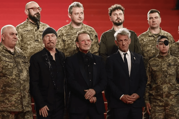 Bono estrena documental en el festival francés y deplora recortes de EU a ayuda Vienes de 250 camiones Mack a una mesa y sillas. Pero ese es el atractivo para mí, dijo Bono a Reuters antes del estreno del documental en el Festival de Cine de Cannes.