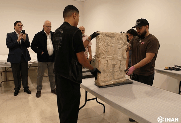 Repatriarán desde Chicago friso maya del periodo clásico tardío El Museo Nacional de Arte Mexicano (NMMA, por sus siglas en inglés) en Chicago y el Instituto Nacional de Antropología e Historia (INAH) anunciaron este sábado la repatriación a México de un friso maya tallado en piedra caliza del periodo clásico tardío, de entre los años 600 y 800.