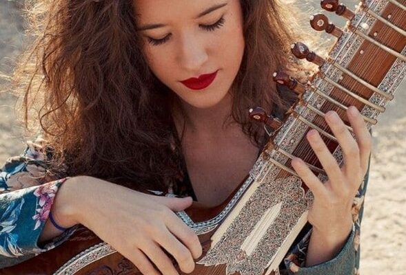 Ajayu Dúo, un diálogo musical con la primera infancia Rocío Gordillo y Fernando Pulido son Ajayu Dúo, un par de creadores españoles que han encontrado en la música un lenguaje para dialogar con los primeros años de vida, llenos de sonidos espontáneos y descubrimientos.