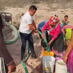 Habitantes de comunidades en lo más alto de la sierra del municipio de La Yesca deben caminar entre 20 y 30 kilómetros para acarrear agua, bajo temperaturas de 30 grados centígrados.