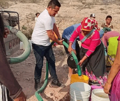Estiaje y fallas en red dejan sin agua a wixaritari Habitantes de comunidades en lo más alto de la sierra del municipio de La Yesca deben caminar entre 20 y 30 kilómetros para acarrear agua, bajo temperaturas de 30 grados centígrados.