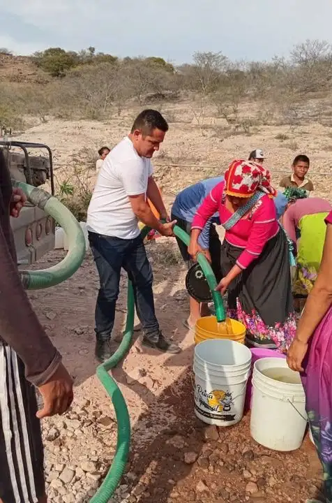 Habitantes de comunidades en lo más alto de la sierra del municipio de La Yesca deben caminar entre 20 y 30 kilómetros para acarrear agua, bajo temperaturas de 30 grados centígrados.