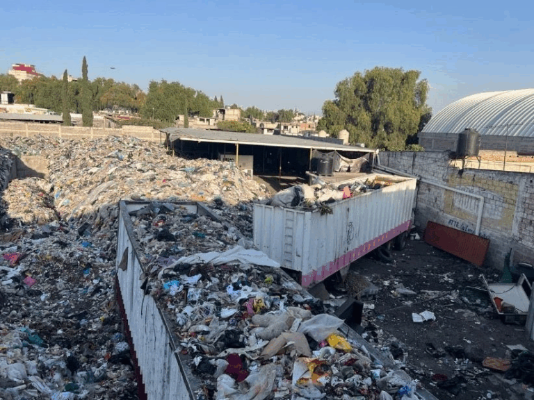 En los tiraderos ilegales la basura es almacenada sin control, ni separación, por lo que representa un riesgo.