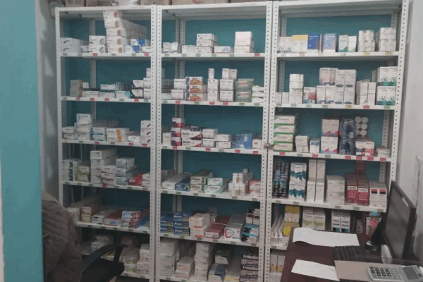 ISSEMyM regulariza entrega de medicamentos a pensionados Pensionados del ISSEMyM reconocen la mejora en el abasto de medicamentos, tras meses de recibir recetas incompletas y depender de vales; ahora afirman que ‘casi todo se surte’ y las quejas han disminuido.