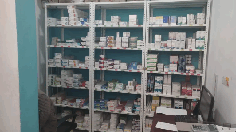 Pensionados del ISSEMyM reconocen la mejora en el abasto de medicamentos, tras meses de recibir recetas incompletas y depender de vales; ahora afirman que ‘casi todo se surte’ y las quejas han disminuido.