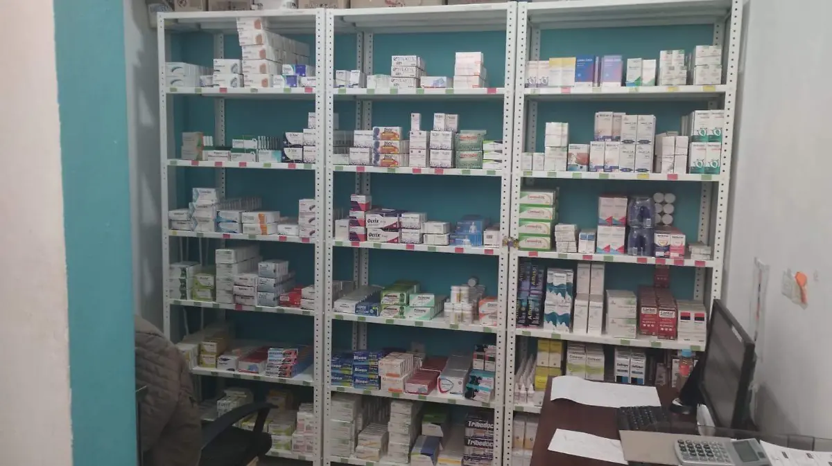 Pensionados del ISSEMyM reconocen la mejora en el abasto de medicamentos, tras meses de recibir recetas incompletas y depender de vales; ahora afirman que ‘casi todo se surte’ y las quejas han disminuido.