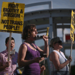 Una protesta frente al Centro Kennedy de Artes Escénicas, en Washington DC, contra los ataques del Ejecutivo a las expresiones artísticas 'drag queen'.