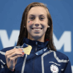La nadadora estadunidense, Gretchen Walsh ostenta el récord mundial de natación en los 100 metros mariposa.