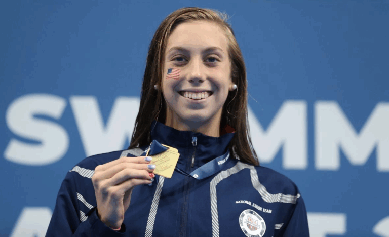 La nadadora estadunidense, Gretchen Walsh ostenta el récord mundial de natación en los 100 metros mariposa.