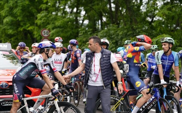 A 73 kilómetros de la meta en Nápoles se presentó una caída con más de una docena de corredores; el australiano Kaden Groves (ADC) se impuso en el sprint, luego de 227 kms de recorrido, mientras el danés Mads Pedersen (Lidl-Trek) conservó la maglia rosada de líder.