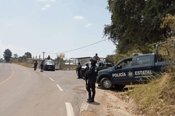 Detienen a policía de Chimalhuacán por feminicidio La familia de la víctima exigió justicia por el asesinato de Andrea “N” de 26 años. Acompañados de activistas, se manifestaron en las instalaciones del ministerio público de Chimalhuacán.