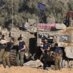 Soldados israelíes se reúnen junto a tanques en una posición cerca de la frontera de Israel con la Franja de Gaza, el 5 de mayo de 2025.