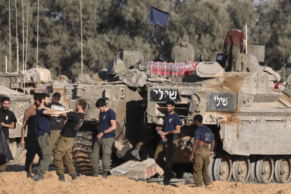 Aprueban plan que incluye la «conquista» de Gaza Soldados israelíes se reúnen junto a tanques en una posición cerca de la frontera de Israel con la Franja de Gaza, el 5 de mayo de 2025.