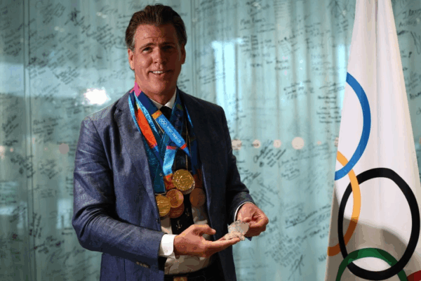 Reemplazan 10 medallas de nadador Hall por pérdida en incendios El nadador estadunidense Gary Hall Jr. (izq.) sostiene una de las medallas originales mientras el presidente del COI, Thomas Bach, le entrega réplicas de sus medallas olímpicas durante una ceremonia, en la Casa Olímpica en Lausana el 5 de mayo de 2025