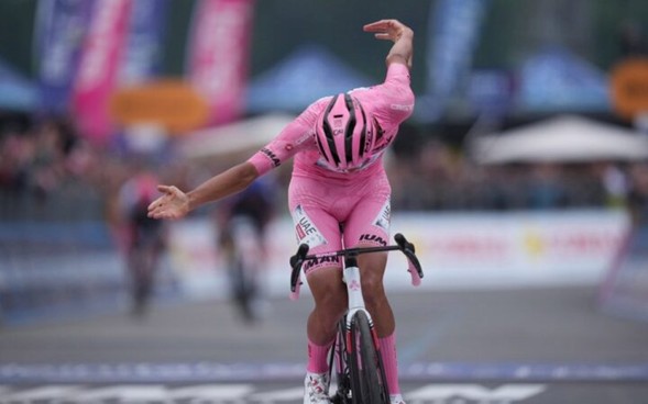 Giro de Italia 2025: Gana Isaac del Toro la Etapa 17 El ciclista mexicano, Isaac Del Toro, del UAE Team Emirates XRG, celebra al cruzar la meta y ganar la 17.ª etapa del 108.º Giro de Italia, con 155 km entre San Michele all'Adige y Bormio, el 28 de mayo de 2025.