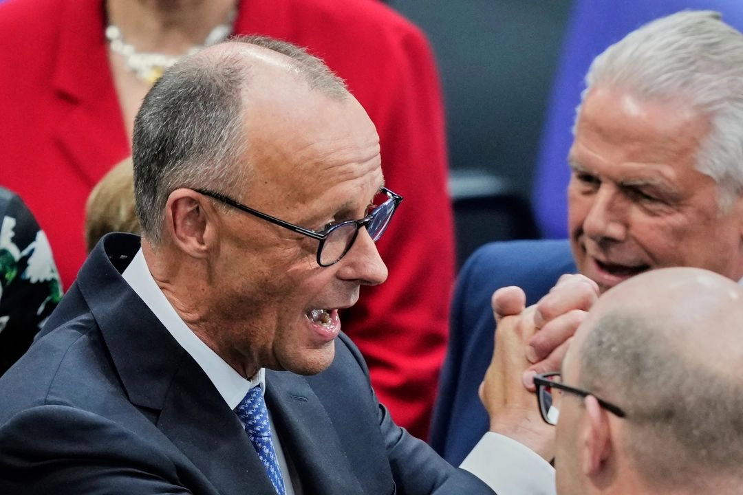 El líder de los demócratas cristianos, Friedrich Merz, reacciona después de ser elegido nuevo canciller del parlamento federal alemán, Bundestag, en el edificio del Reichstag en Berlín, Alemania, el 6 de mayo de 2025.