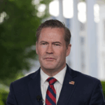 Mike Waltz, asesor de Seguridad Nacional de EU, durante una entrevista televisiva en la Casa Blanca en Washington, el 1° de mayo de 2025.