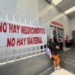 La escasez de medicamento, según algunas trabajadoras, se agudizó hace dos semanas por lo que desde entonces, los trabajadores como medida de protesta comenzaron a colgar las lonas.
