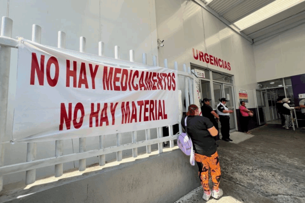 Trabajadores de Morelos denuncian carencia de insumos en hospitales La escasez de medicamento, según algunas trabajadoras, se agudizó hace dos semanas por lo que desde entonces, los trabajadores como medida de protesta comenzaron a colgar las lonas.