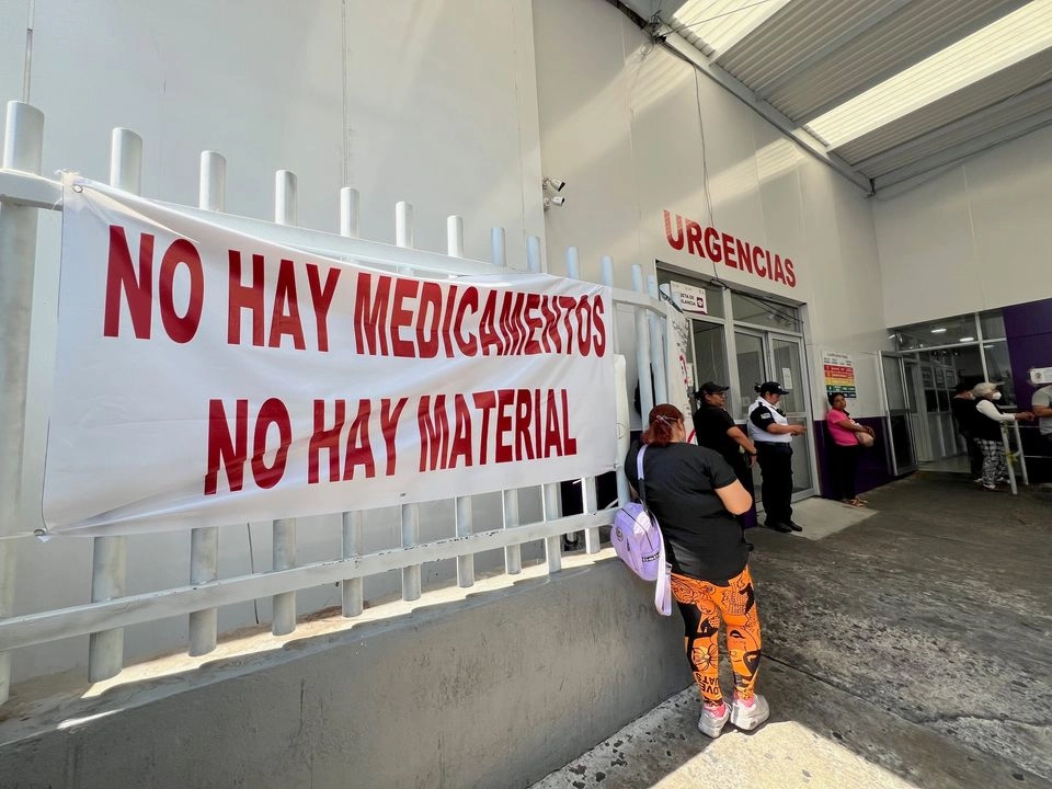 La escasez de medicamento, según algunas trabajadoras, se agudizó hace dos semanas por lo que desde entonces, los trabajadores como medida de protesta comenzaron a colgar las lonas.