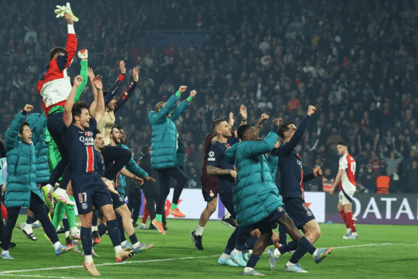 París Saint Germain se medirá al Inter de Milán en la final de la Champions Los jugadores del Paris Saint-Germain celebran su victoria durante el partido de vuelta de las semifinales de la UEFA Champions League entre el Paris Saint-Germain (PSG) y el Arsenal.