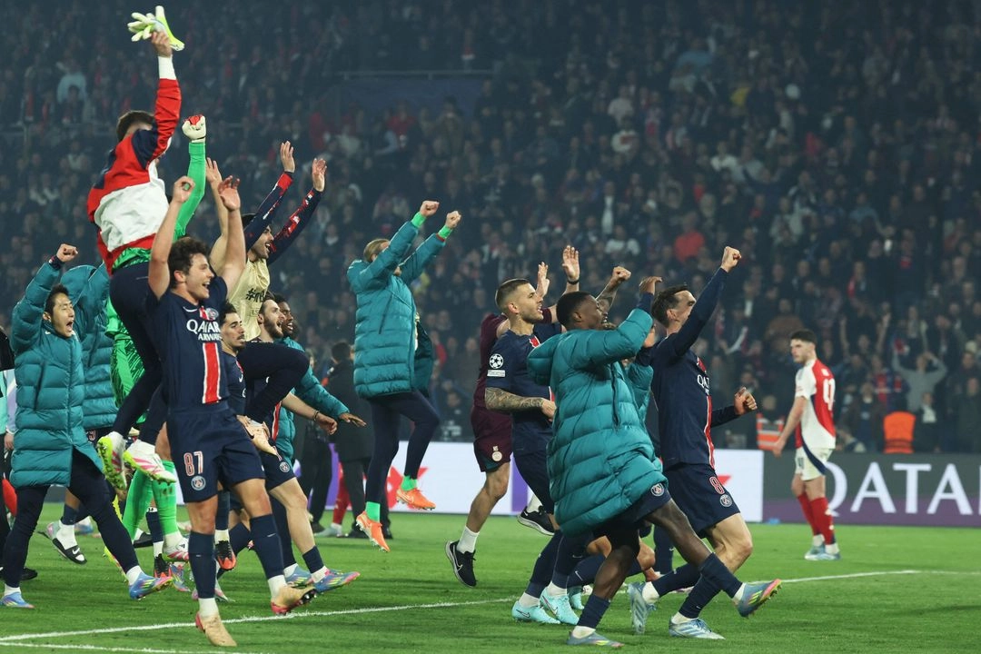 Los jugadores del Paris Saint-Germain celebran su victoria durante el partido de vuelta de las semifinales de la UEFA Champions League entre el Paris Saint-Germain (PSG) y el Arsenal.