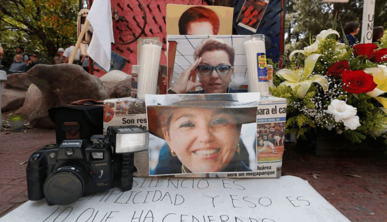 Altar que colocaron amigos, ciudadanos y familiares de la periodista Miroslava Breach, frente al Palacio de gobierno del estado de Chihuahua en marzo de 2018.