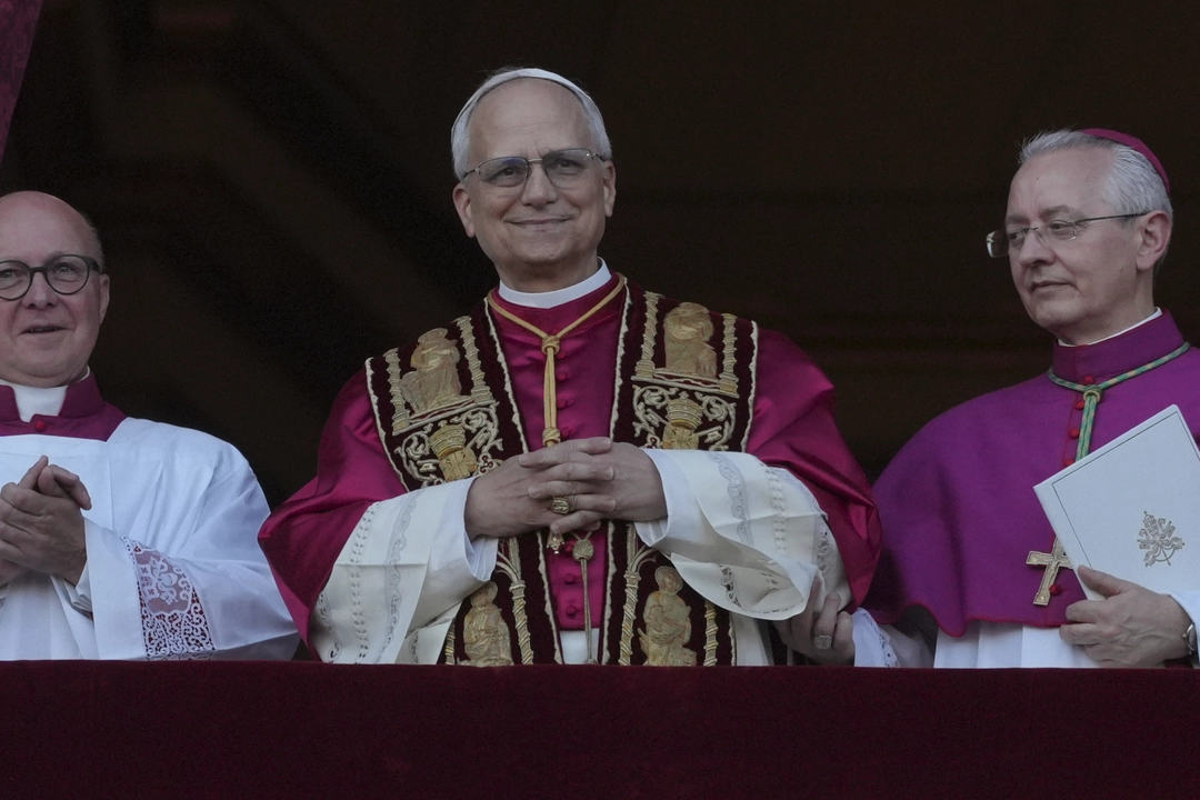 El recién elegido Papa León XIV aparece en el balcón de la Basílica de San Pedro en el Vaticano, el jueves 8 de mayo de 2025.