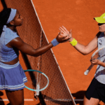 La tenista Iga Swiatek (a la derecha) dispara las dudas sobre su nivel por cómo fue la derrota ante la estadunidense Coco Gauff, que barrió a la polaca en poco más de una hora en la Caja Mágica, el 1 de mayo de 2025.