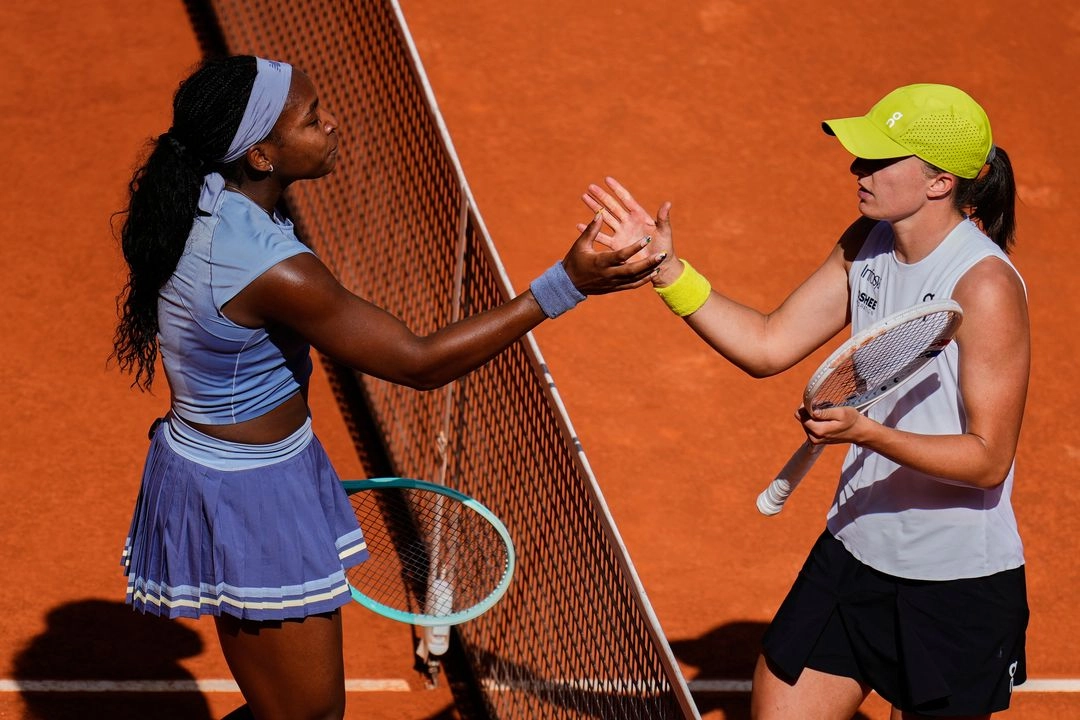 La tenista Iga Swiatek (a la derecha) dispara las dudas sobre su nivel por cómo fue la derrota ante la estadunidense Coco Gauff, que barrió a la polaca en poco más de una hora en la Caja Mágica, el 1 de mayo de 2025.