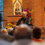 El cardenal Robert Prevost habla en un evento en la parroquia de San Judas en New Lenox, Illinois, en 2024.