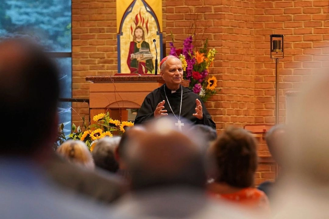 El cardenal Robert Prevost habla en un evento en la parroquia de San Judas en New Lenox, Illinois, en 2024.
