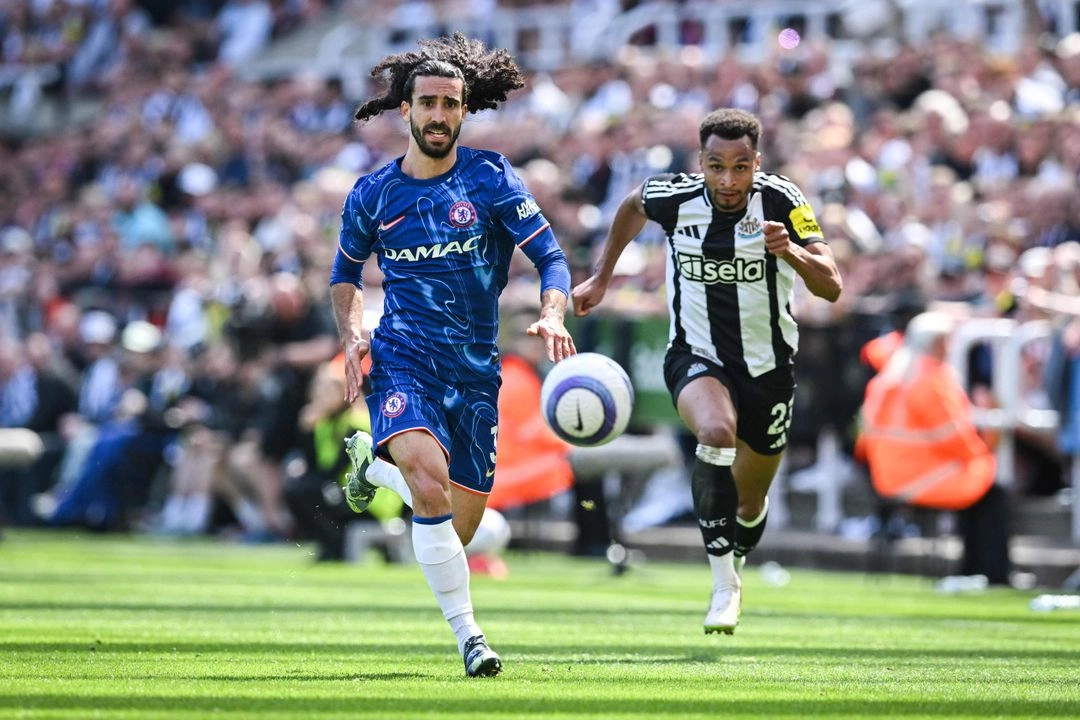 Marc Cucurella del Chelsea (izquierda), disputa el balón con el centrocampista inglés del Newcastle, Jacob Murphy, durante el partido de la fecha 36 de la Liga Premier.