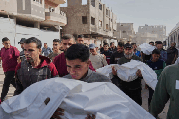 Funeral en Jan Yunis de víctimas de un bombardeo nocturno de Israel.
