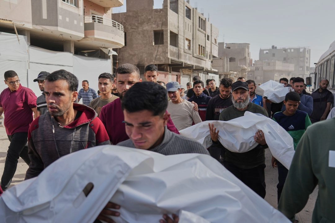 Funeral en Jan Yunis de víctimas de un bombardeo nocturno de Israel.