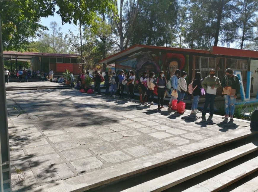 Alumnas de la escuela normal rural “Emiliano Zapata” -ubicada en Amilcingo, Temoac.
