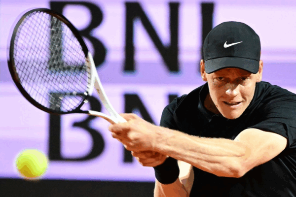 Sinner derrota a Cerúndolo; está en cuartos de final en Roma El italiano Jannik Sinner durante el partido ante el argentino Francisco Cerúndolo en el Masters 1000 de Roma, el 13 de mayo de 2025.