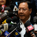 “Honrando la memoria de los héroes, doy a conocer con absoluta firmeza mi decisión de declinar mi candidatura. No seré un factor de división”, sostuvo.