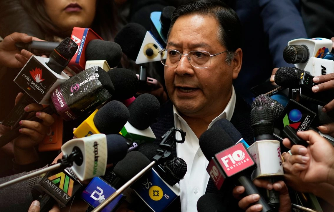 “Honrando la memoria de los héroes, doy a conocer con absoluta firmeza mi decisión de declinar mi candidatura. No seré un factor de división”, sostuvo.