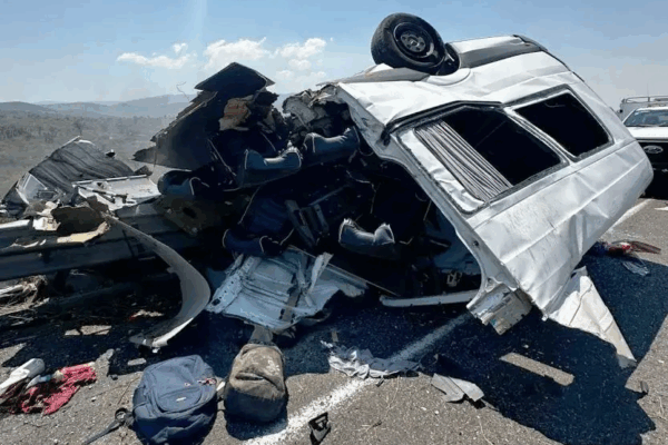 Deja 21 fallecidos ‘camionazo’ en autopista de Oaxaca De acuerdo con autoridades del estado, a la altura del kilómetro 27 de la vía Cuacnopalan-Oaxaca, en el municipio de Santiago Miahuatlán, un tráiler cargado con cemento intentó rebasar, invadió el carril contrario y golpeó en un costado a un autobús de la línea AU, para después chocar de frente con una camioneta de pasajeros a la cual prácticamente partió en dos y que era donde viajaban la mayoría de las víctimas mortales. Además, se reportan dos lesionados.